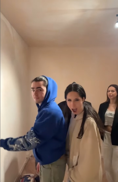 Ipostaza în care s-au filmat Radu Ștefan Bănică și sora Violeta. Tânărul actor s-a mutat într-un nou apartament: „Bine pe construcții”