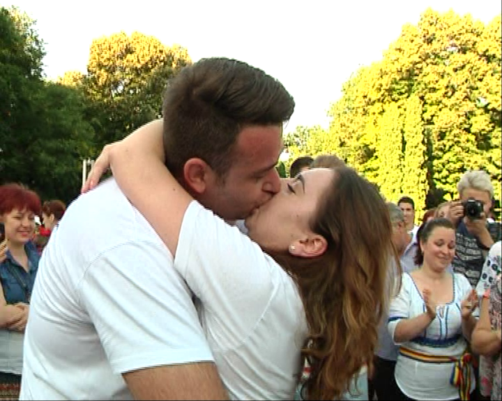 FOTO/VIDEO | Flashmob terminat cu o cerere în căsătorie! Gălățenii s-au prins în horă în Grădina Publică