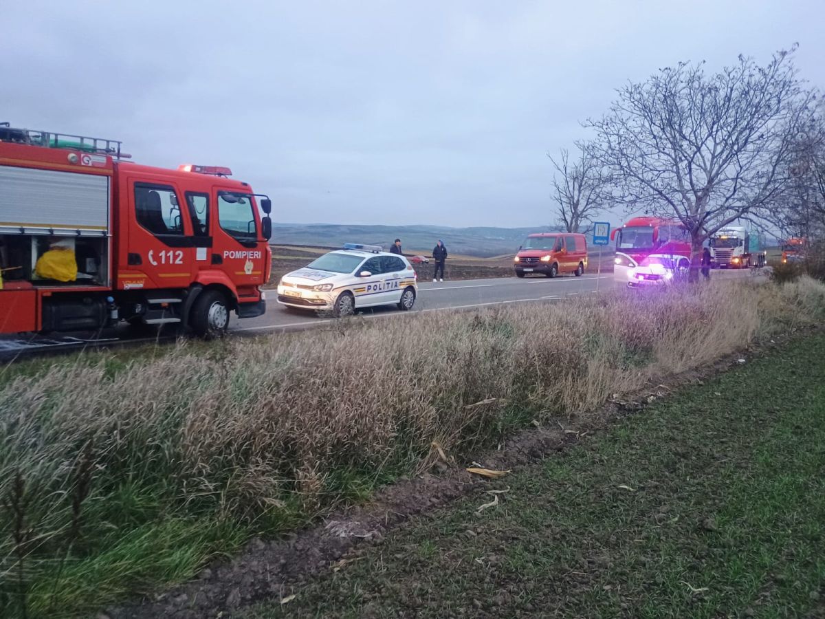O mașină de „Şcoală”, implicată în accidentul din Grăniceşti soldat cu 5 morți, printre care instructorul și doi elevi