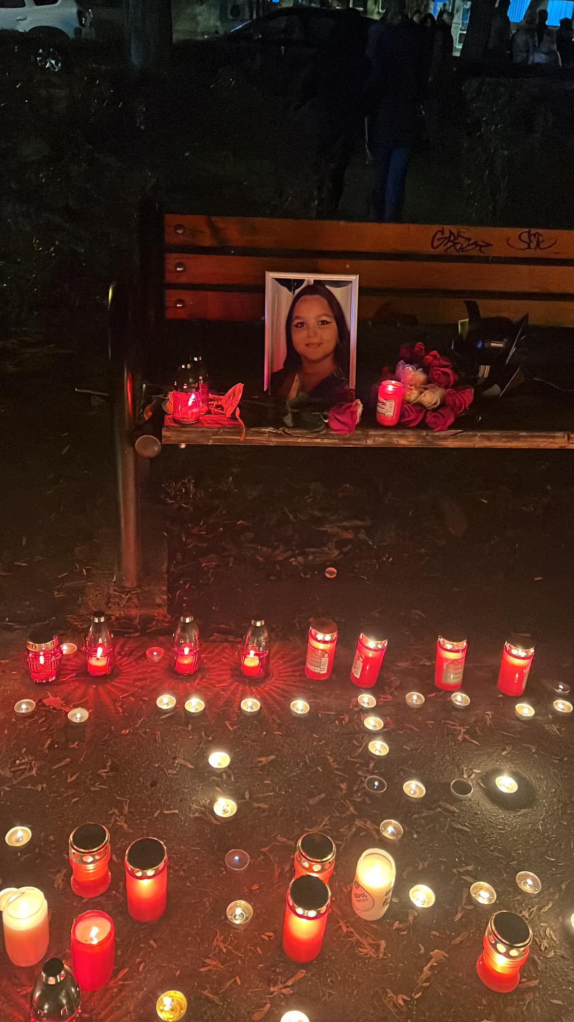 Sute de oameni au protestat în faţa Spitalului Judeţean din Satu Mare, după ce o fată de 15 ani a murit la Urgențe. Ce acuzații aduce familia