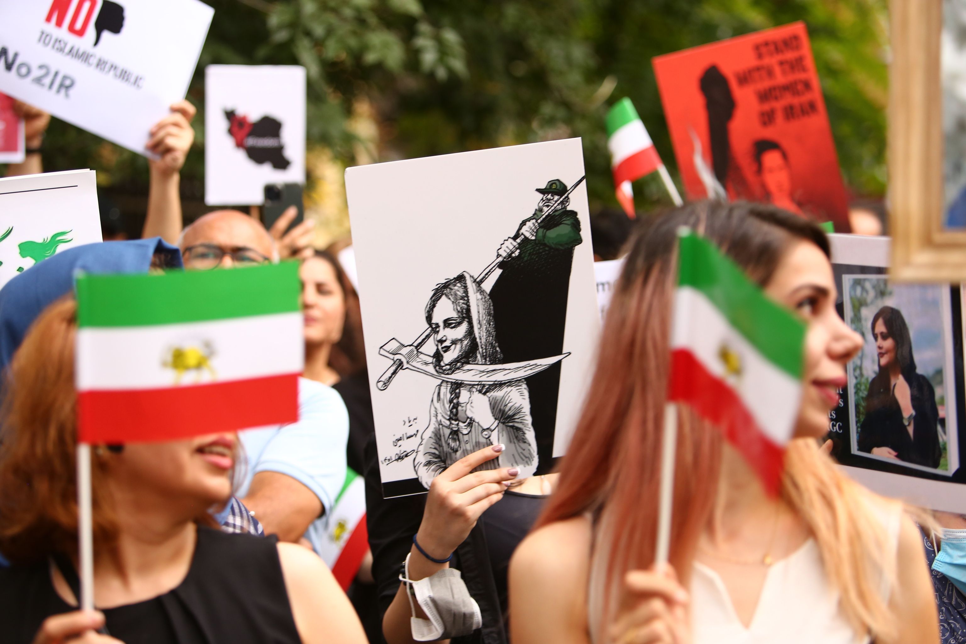 Protest de solidaritate cu femeile din Iran, în Bucureşti: „Mahsa Amini, moartea ta nu trebuie uitată!"