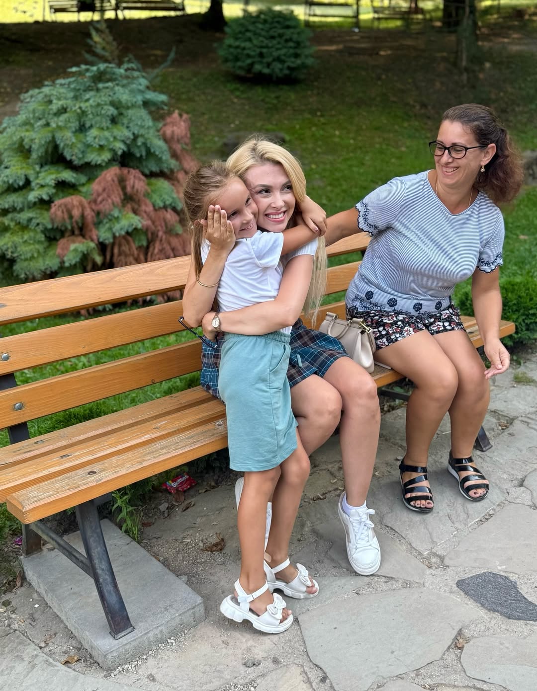 Cum a apărut Andreea Bălan îmbrăcată la Mănăstirea Prislop. Artista a mers în fustă mini să se roage la mormântul lui Arsenie Boca