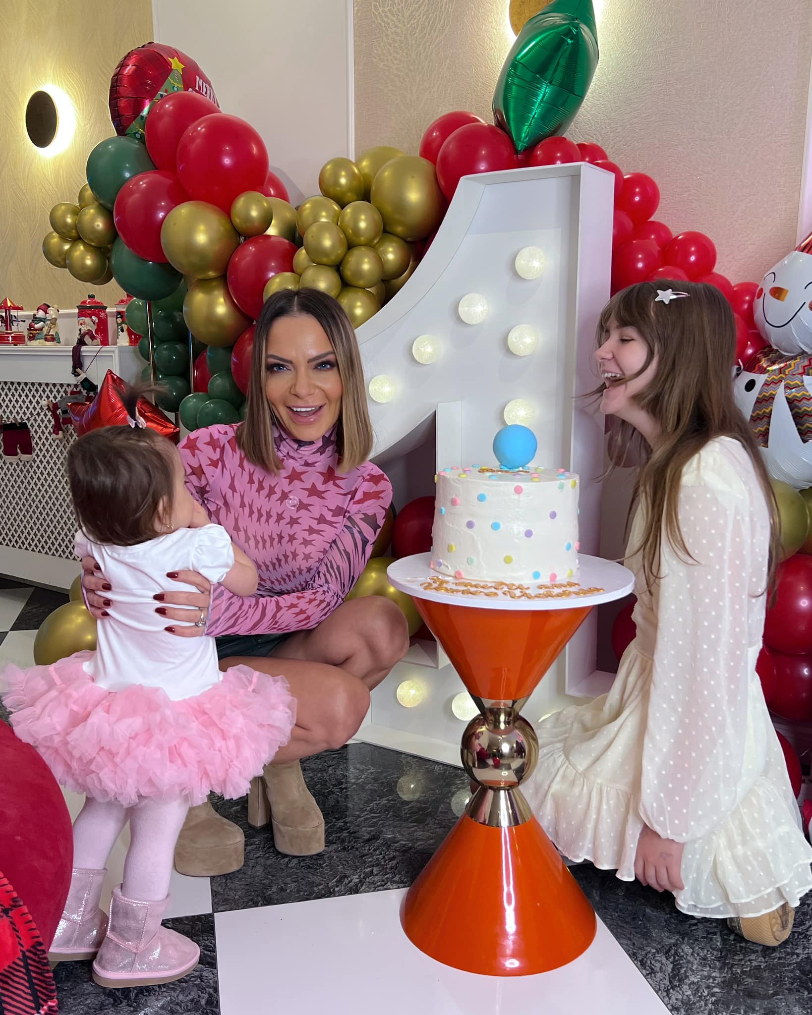 Imagini din apartamentul în care Andreea Antonescu locuiește cu cele două fetițe. Și-a decorat casa în culori vesele