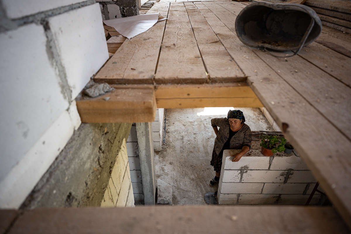 Crește casa lui Georgică. Băiatul de 16 ani din Dâmbovița care vindea bălegar pentru a-și ridica un cămin a petrecut prima noapte sub propriul acoperiș. Mai are nevoie de ajutor ca s-o termine