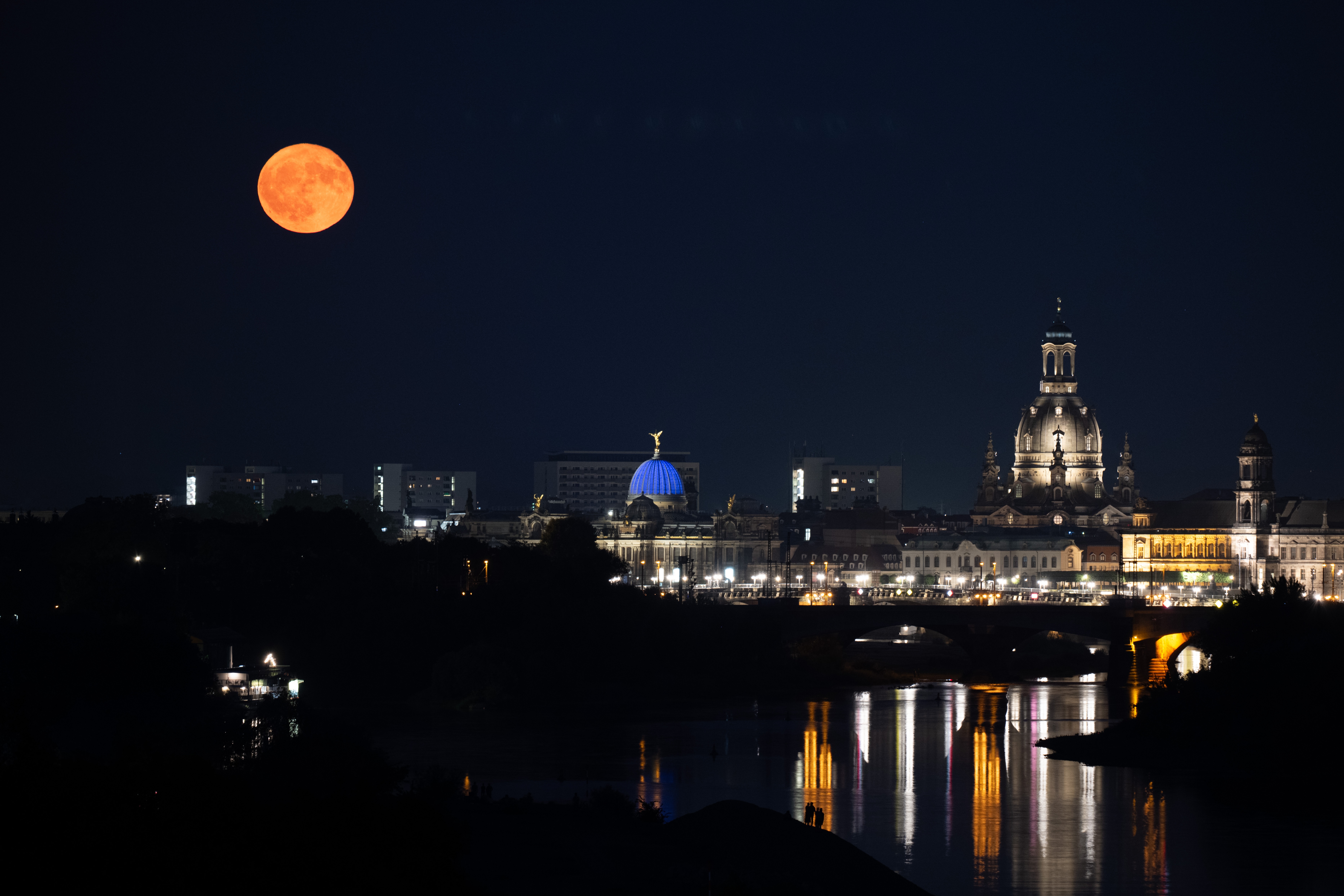Cum s-a văzut „Luna Căpșună” pe cerul României. Imaginile impresionante din toată țara