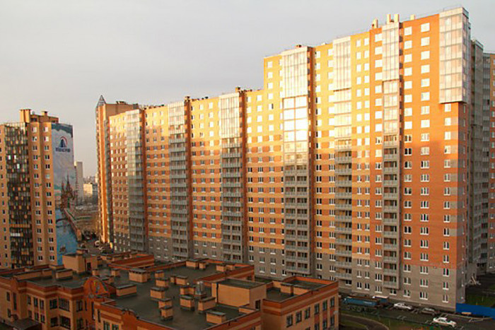 Cum trăiesc 20.000 de oameni într-un singur bloc, în Rusia. „Furnicarul uman” din Sankt Petersburg are 35 de intrări și 3.708 apartamente