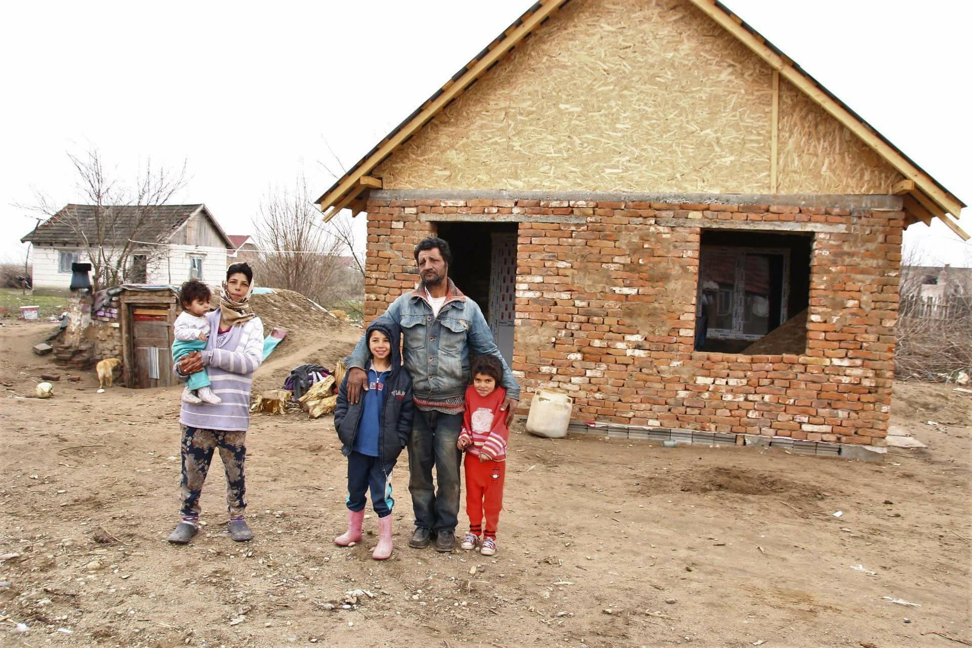 VIDEO REPORTAJ: O familie din Dolj supraviețuiește într-un bordei: “Am născut pe întuneric, aș vrea să-mi scot copiii la lumină”