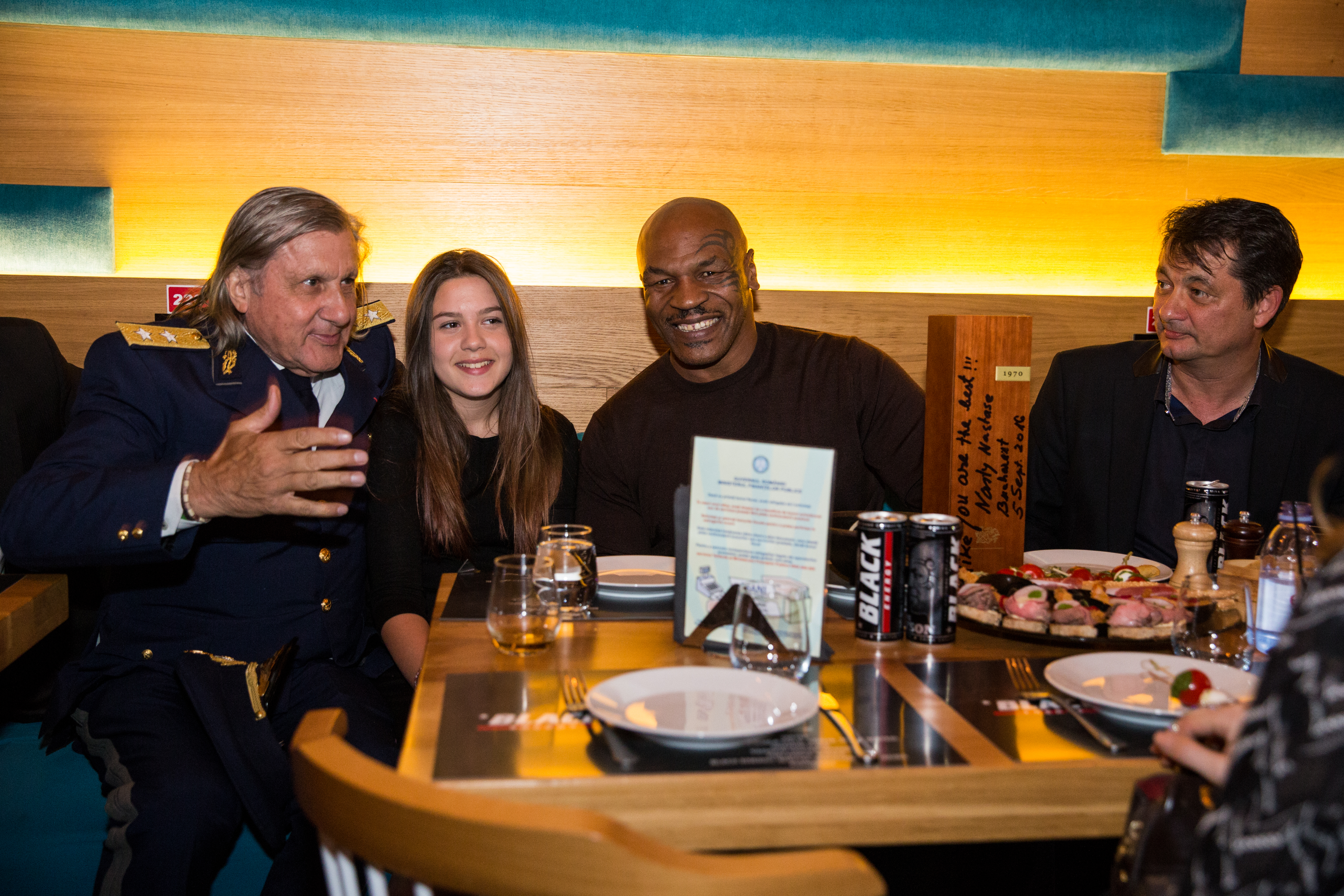 Mike Tyson nu s-a omorât cu chefurile în cele trei zile petrecute în România. Doar 25 de minute de distracție / EXCLUSIV