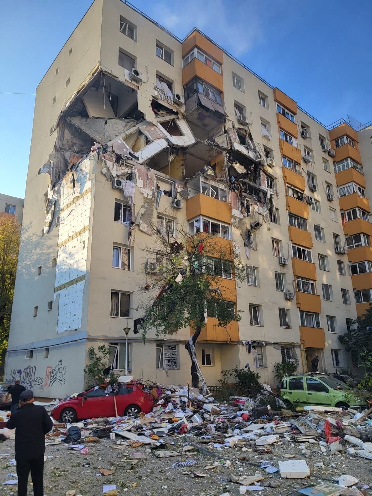Filmul complet al exploziei care a omorât trei oameni și a rănit alți 20 într-un bloc din București