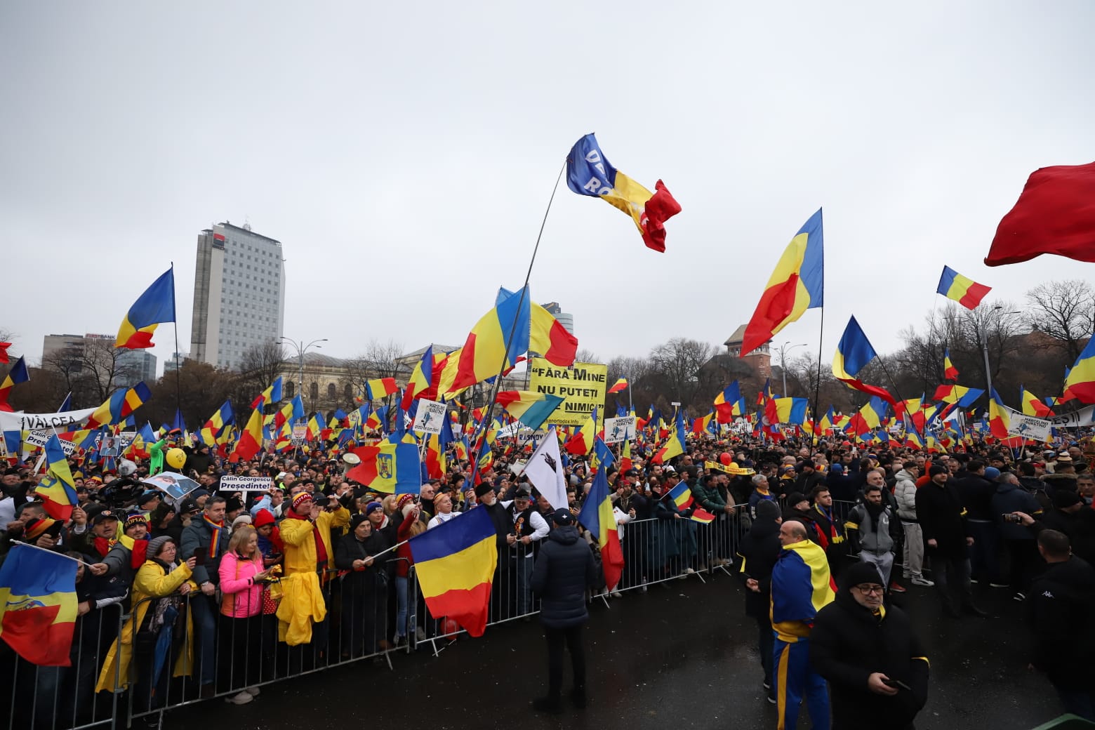 Străzi închise de poliție în ultima clipă în București, în timpul mitingului anunțat de AUR pe 1 martie