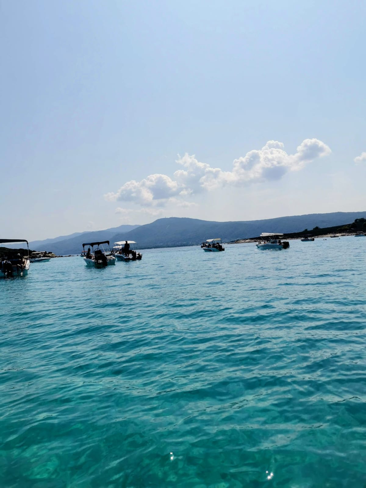 Insula aproape necunoscută din Grecia unde apa e caldă tot anul și nu bate vântul. Se ajunge pe ea doar dacă vor pescarii să te ducă sau dacă închiriezi o barcă