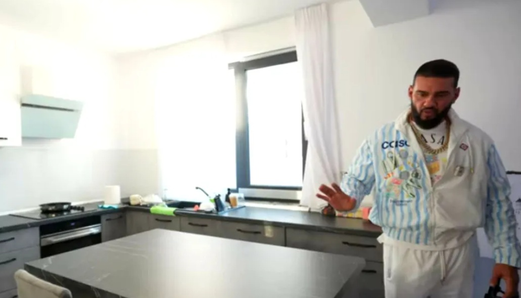 Imagini din vila de lux a lui Babasha. A cumpărat-o de la Dorian Popa, în Hâtz Residence: Peretele dintre baie și dormitor e din sticlă