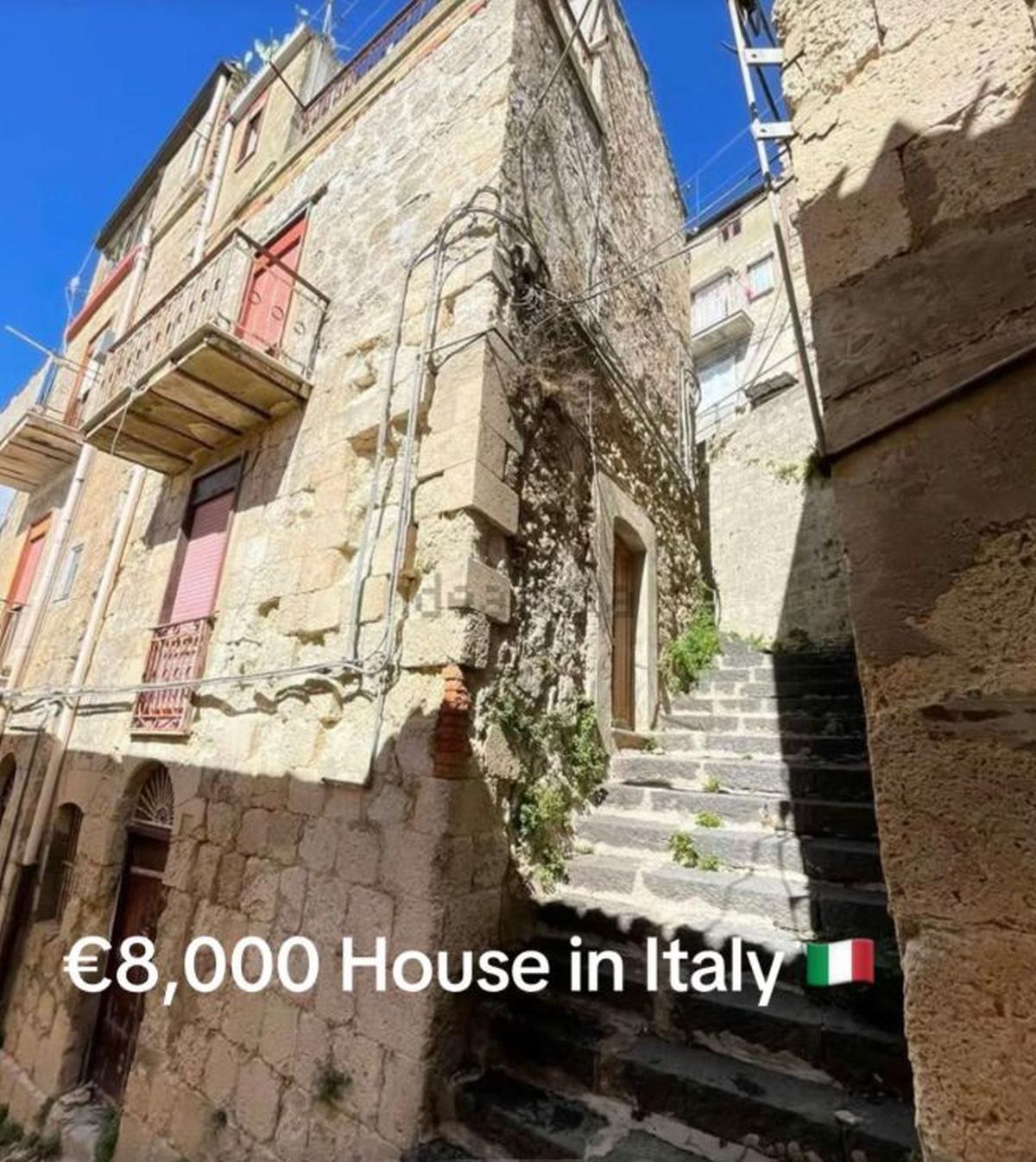 O casă dintr-un sat pitoresc din Italia se vinde cu doar 8.000 de euro, dar cumpărătorul trebuie să îndeplinească o singură condiție