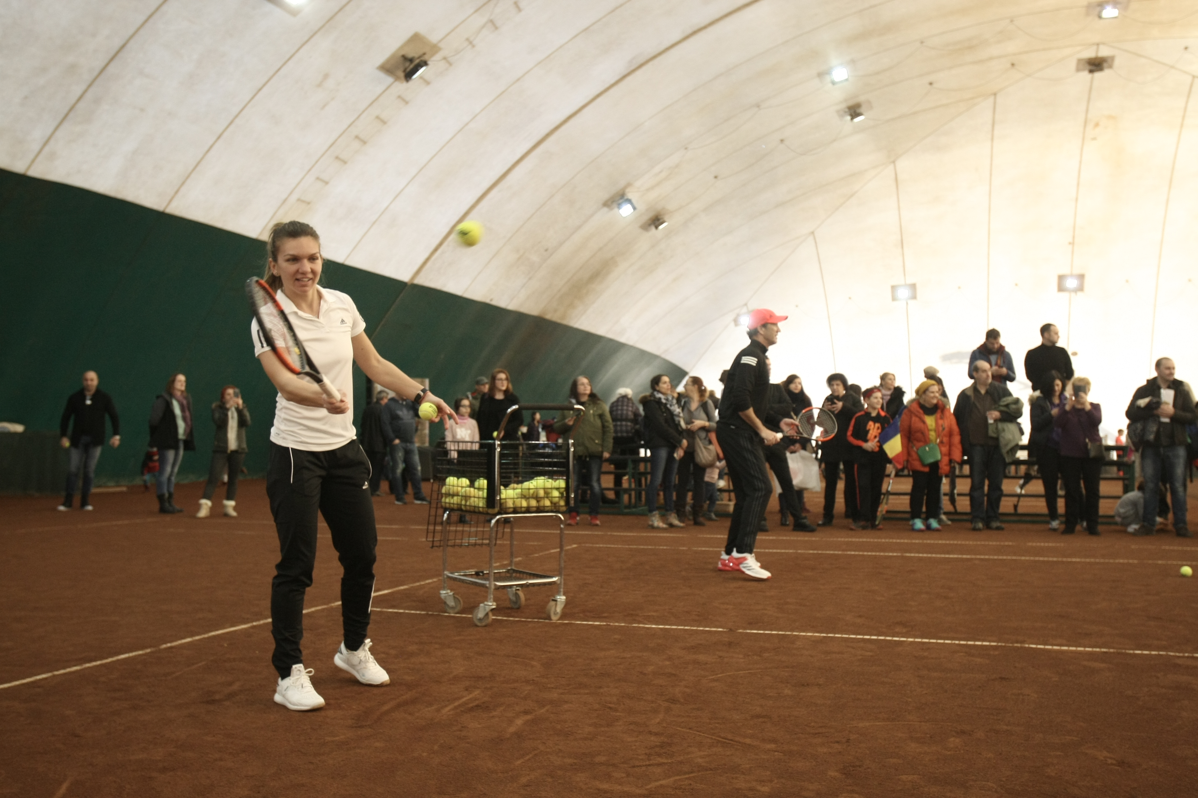 Simona Halep și-a luat energie de la copii! Un fost fotbalist stelist și-a adus fata, ca să ia autograf de la campioană / GALERIE FOTO