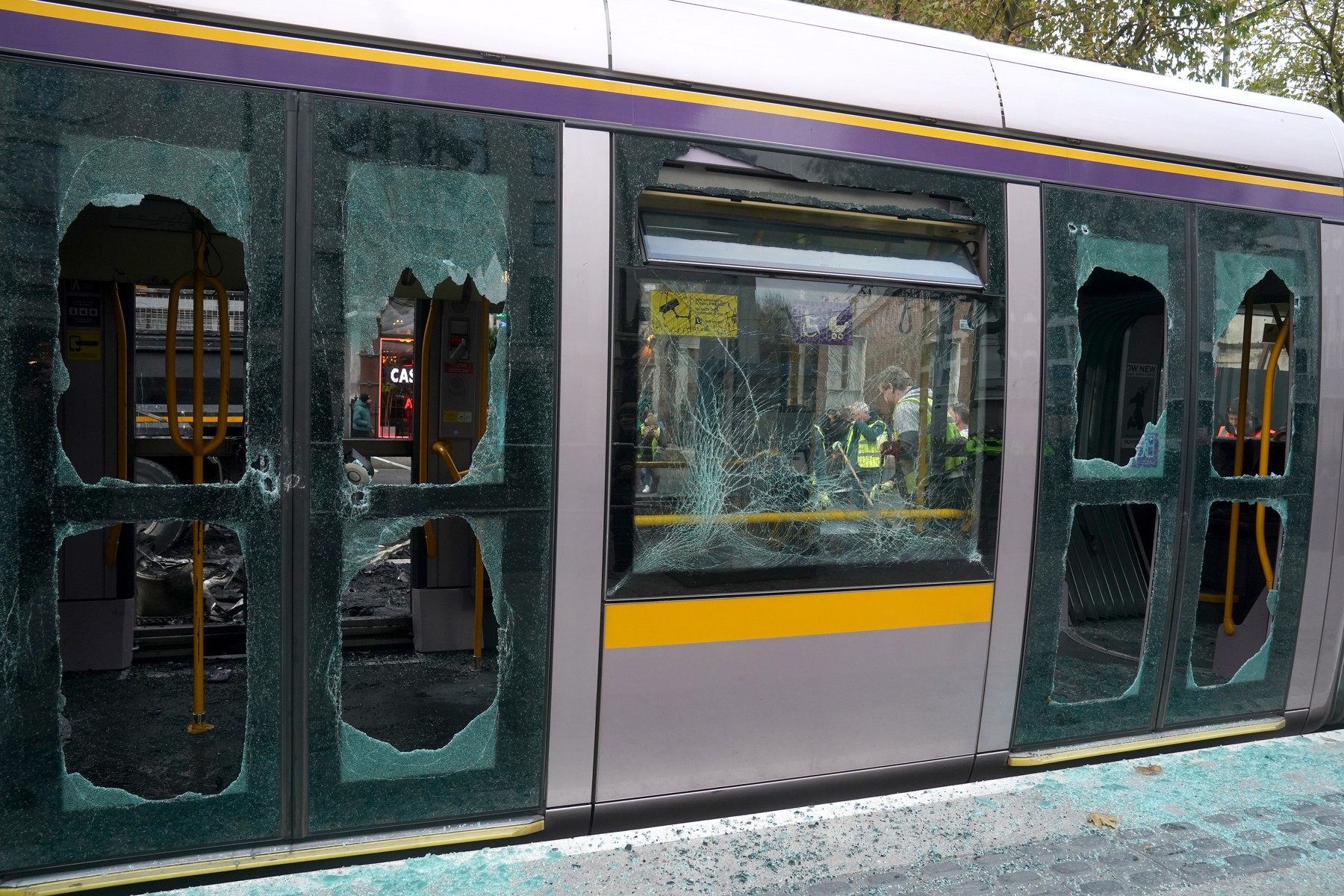 Dublin s-a confruntat cu o noapte de violențe la un nivel „nemaivăzut de zeci de ani”. Zeci de persoane, arestate. De la ce a pornit totul