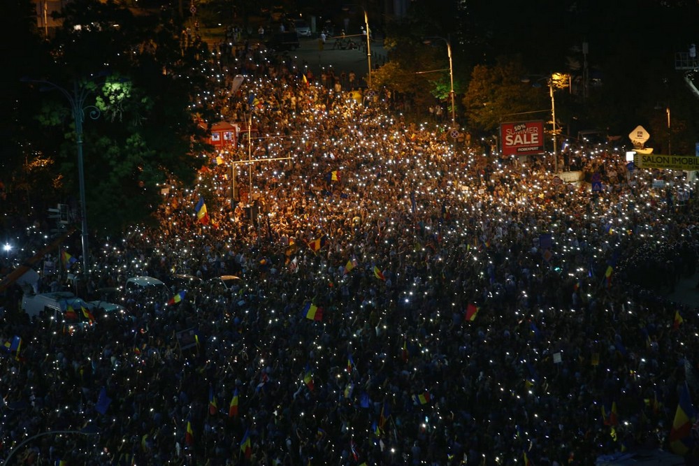 UPDATE. Război de stradă între jandarmi și huligani, în Piața Victoriei. 452 de persoane rănite / VIDEO&FOTO