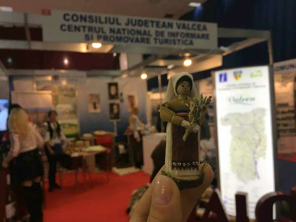 O artistă din Vâlcea transformă foile de porumb în obiecte de artă. Pasiune inspirată de bunici