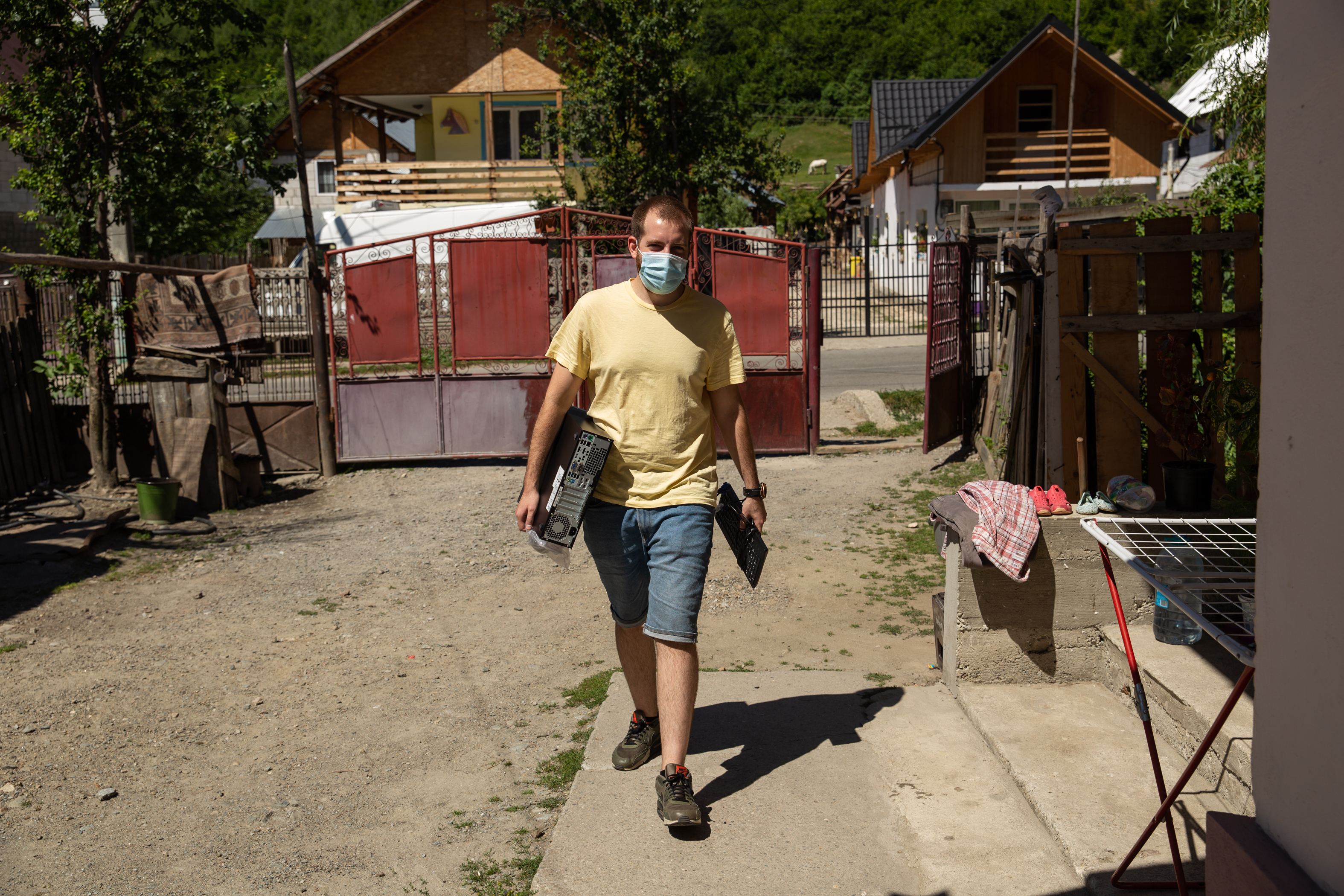 Voluntarii de la Casa Bună încearcă să ia copiii de la muncile câmpului și să-i așeze în fața computerului. “Sperăm să creştem dintre ei mici programatori”