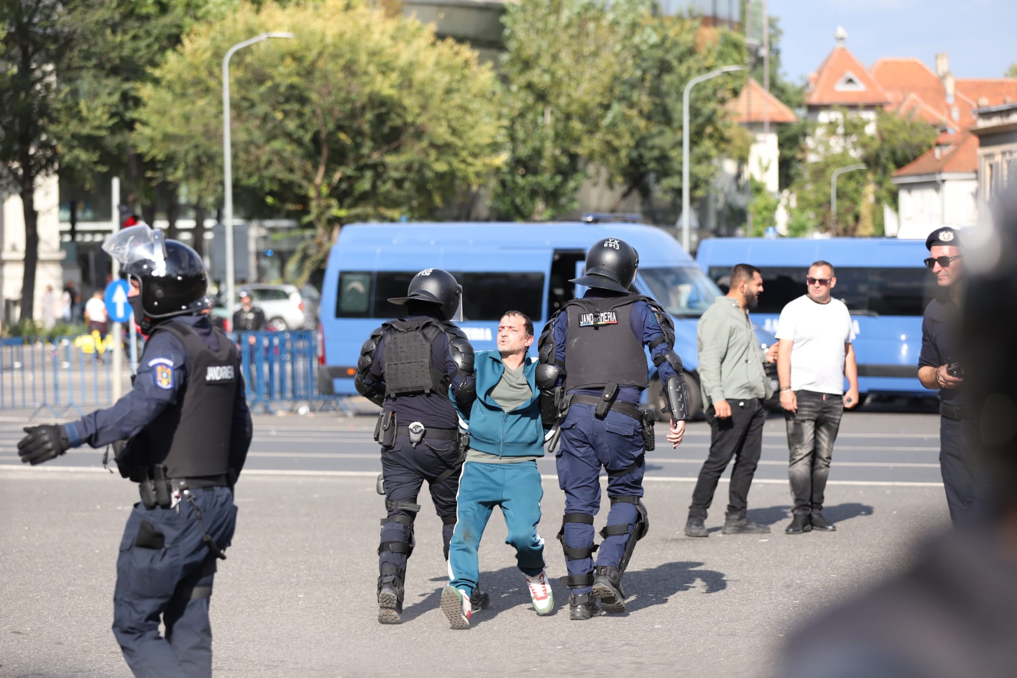 Mai multe persoane au fost reținute după violențele de la protestul fermierilor din Piața Victoriei si sunt audiate la această oră