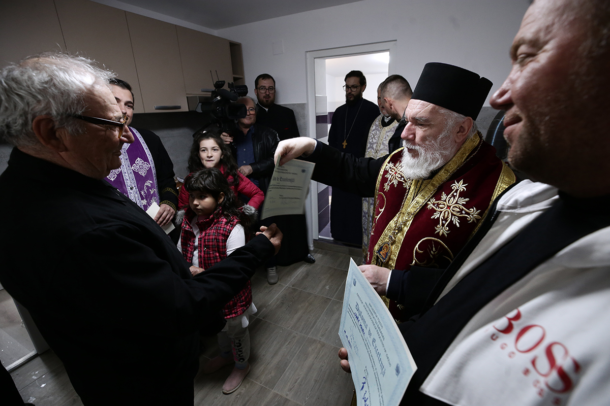 Fața discretă a Bisericii. Miracolul făcut de un preot și de oamenii dintr-un sat din Tulcea pentru o fetiță sărmană de 8 ani: „Roz a vrut, roz a ieșit!”