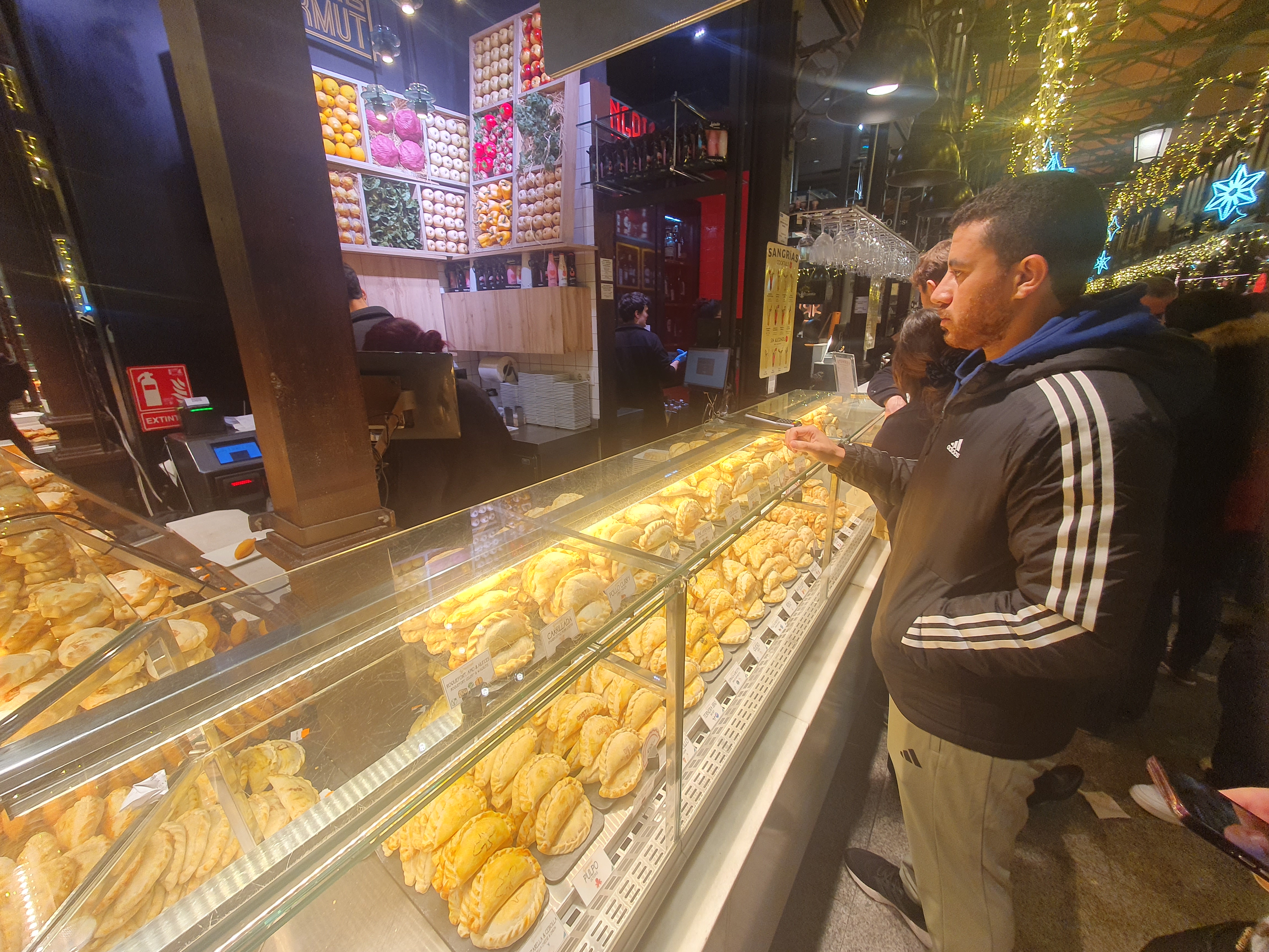 Sărbătorile de iarnă la Madrid. Explozia culinară din capitala Spaniei. Cât costă o porție de fructe de mare sau un pahar de vin în Mercado de San Miguel