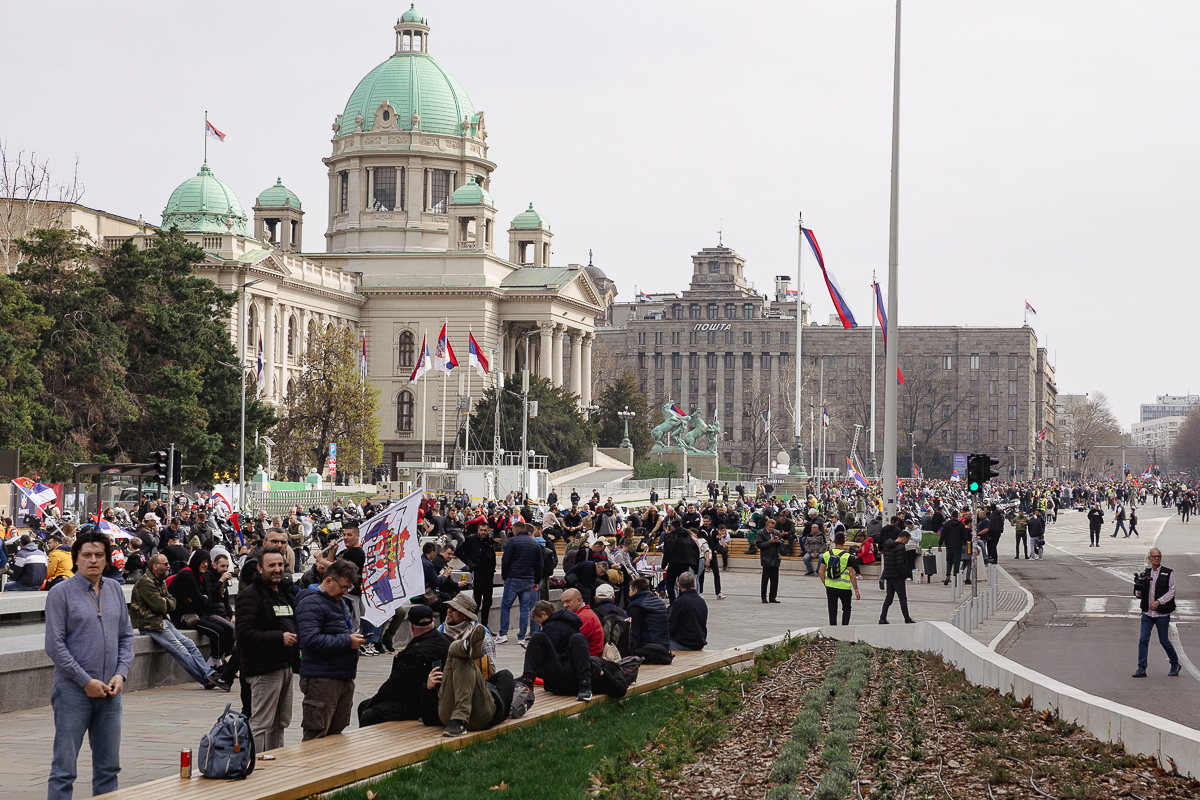 Drapelul României flutură în mijlocul protestului uriaș de la Belgrad: „Ne-am inspirat de la voi!”