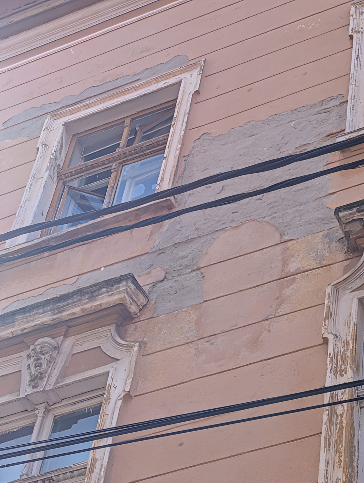 Așa arată România educată. Imagini dezolante într-un liceu din Timișoara. Elevi înghesuiți la subsol, în clase pline de igrasie și mucegai.  „Venim cu măști de protecție ca pe timpul pandemiei de Covid”