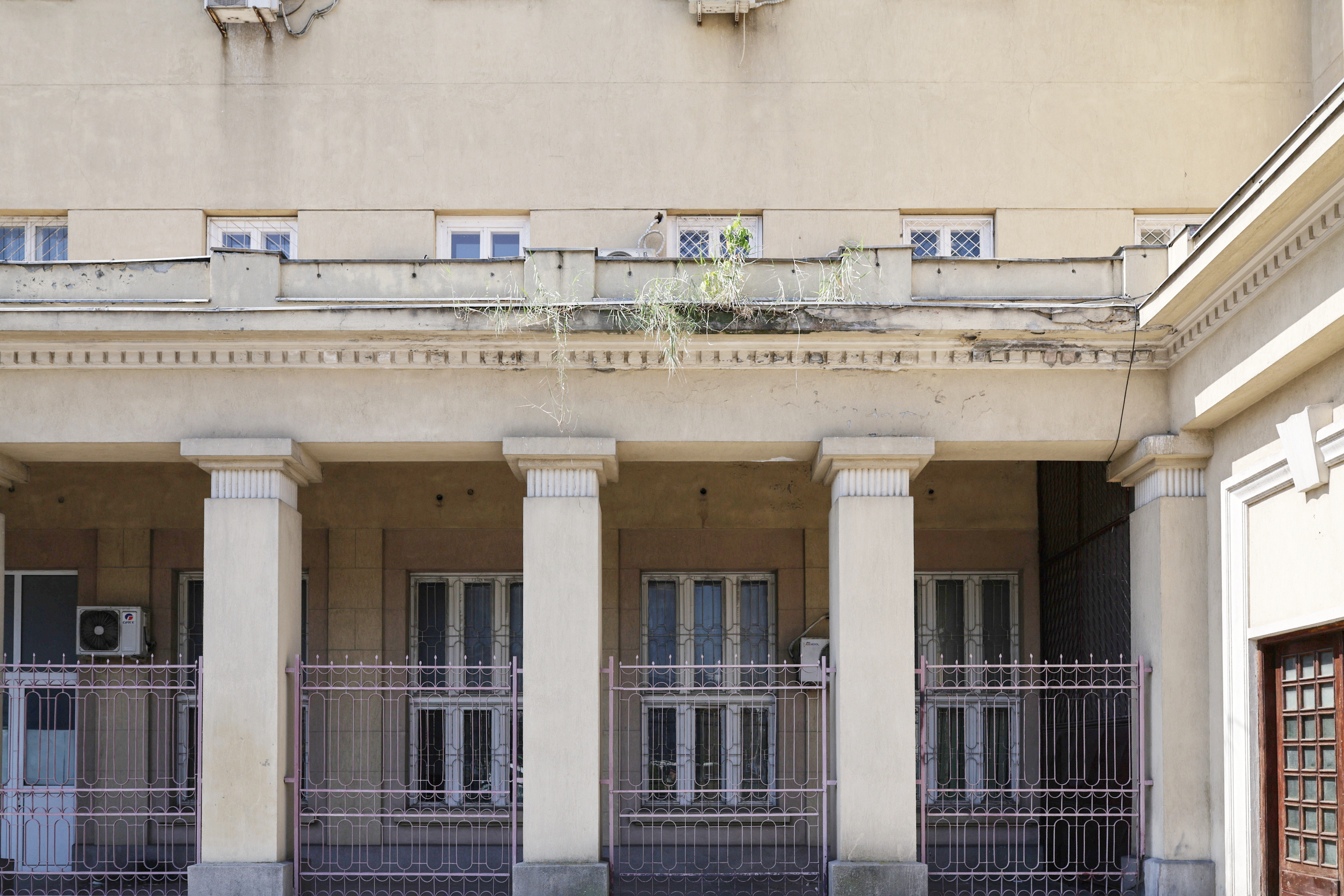 Icoane, merdenele și chiloți. Între istorie și mizerie: ce s-a ales de una dintre cele mai importante clădiri din București