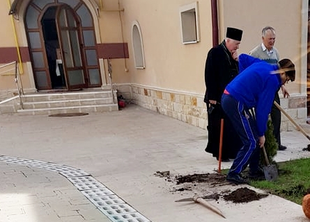 Un preot din Piatra Neamț a întrerupt slujba de înmormântare pentru a face curățenie în biserică