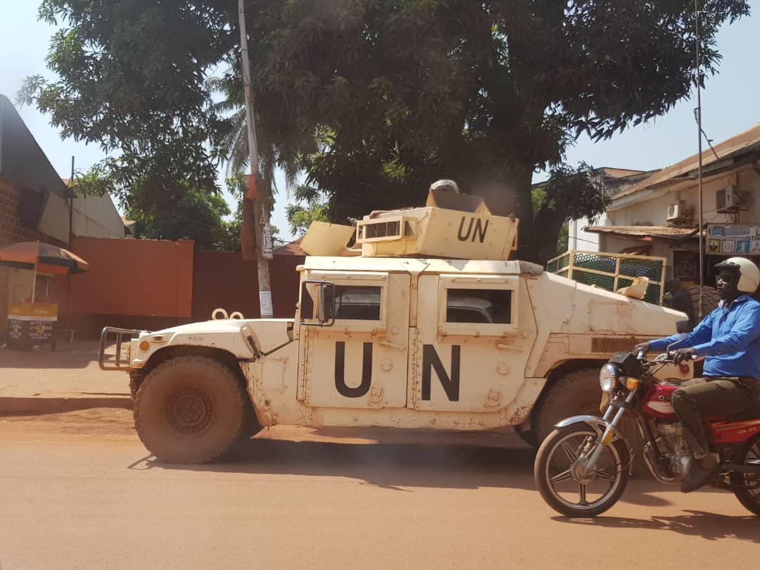 O femeie-jandarm din România, în iadul din mijlocul Africii. Acolo, localnicii își măcelăresc dușmanii cu macetele, îi omoară cu pietre sau îi ard de vii!