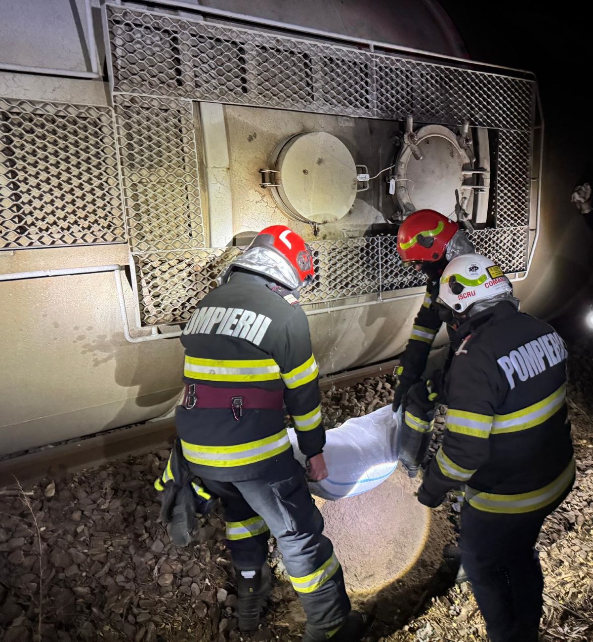 Un tren care transporta benzină a deraiat în Mehedinți. Două vagoane s-au răsturnat necesitând intervenția pompierilor | VIDEO