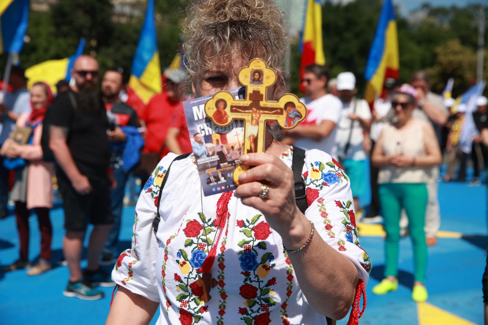 „Marșul Normalității”, condus de Diana Șoșoacă, a adunat câteva sute de oameni: scandări împotriva minorităților și a lui Ilie Bolojan