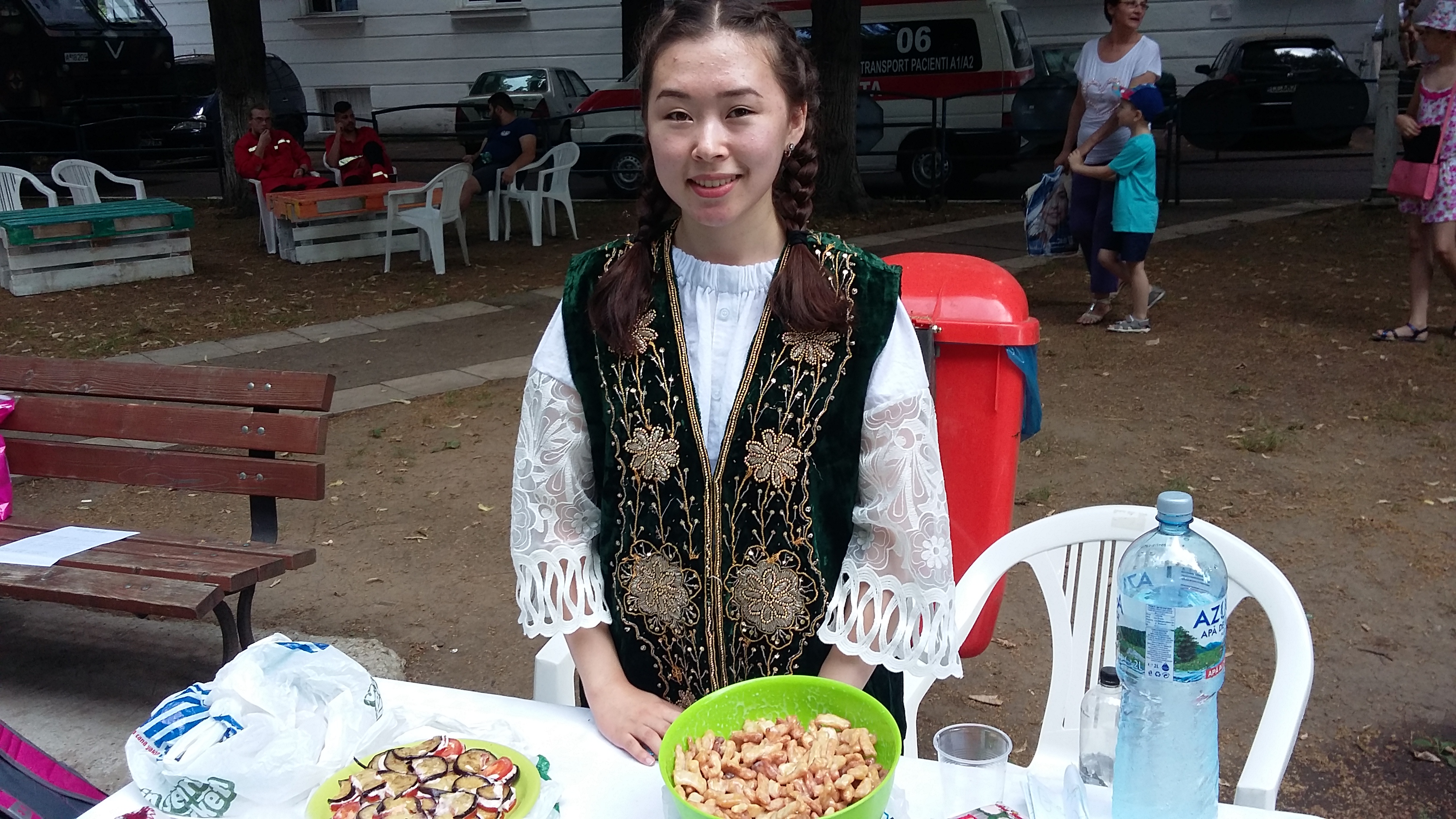 Mâncăruri din 17 ţări, dansuri și culturi diferite și tradiționalul ciolan cu fasole la Global Village