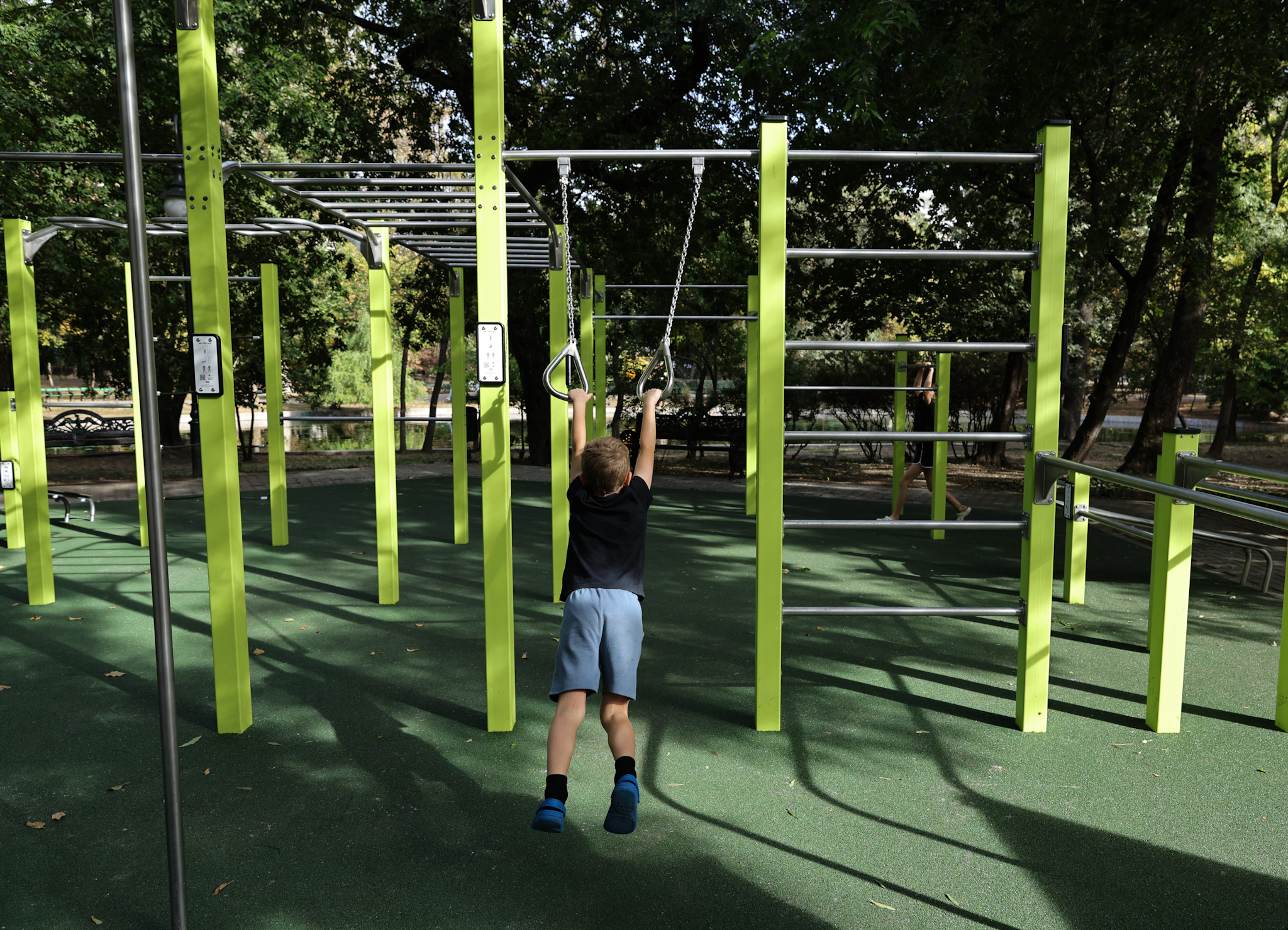 FOTO. Locurile de joacă pentru copii din Parcul Cișmigiu au fost modernizate. Noutatea: zonă specială pentru persoanele cu dizabilități