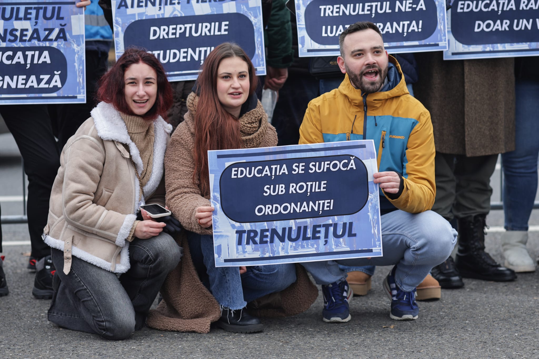 Protest în Piața Victoriei al sindicatelor din penitenciare faţă de Ordonanţa „trenuleţ”: „Guvernul nu îngheaţă salariile, ci le taie”