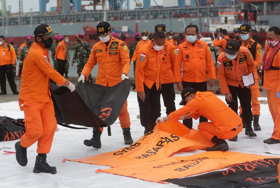 Misiune cumplită pentru scafandrii din Indonezia trimiși la locul prăbușirii avionului. Echipele de salvare au scos din mare haine de copii