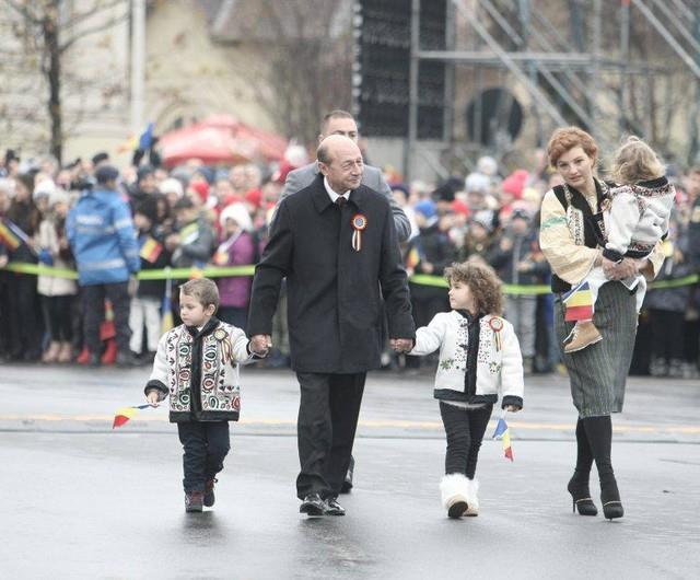 Traian Băsescu la parada de 1 decembrie. A venit cu toți nepoții după el | FOTO