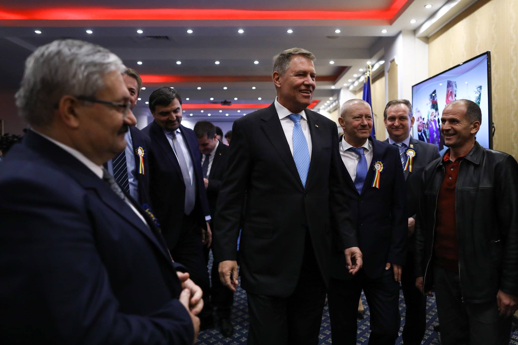 FOTO | Iohannis atacă PSD, la o întâlnire cu primarii de oraşe: "Nu doresc să se folosească bani europeni. Primarii, puşi în situaţia penibilă să stea cu mâna întinsă la Guvern"
