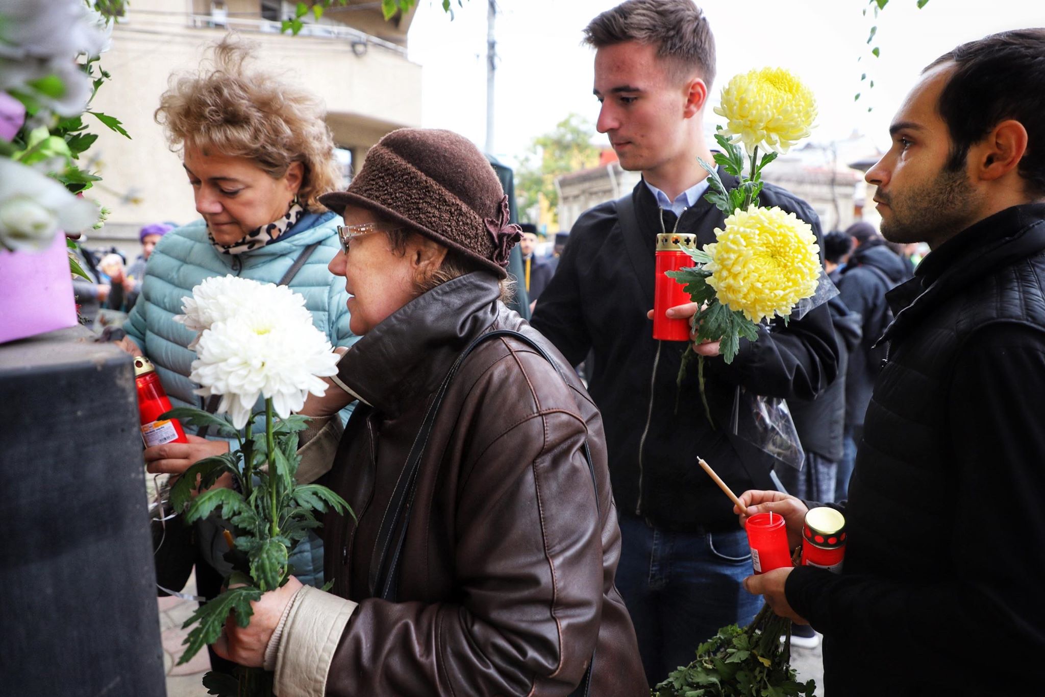 Flori și lacrimi la altarul Colectiv. Oamenii au adus un omagiu pentru cele 64 de victime