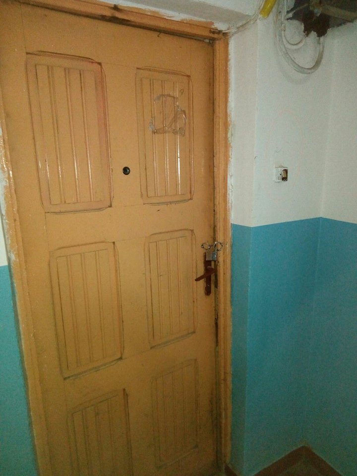 FOTO/ Apartamentele repartizate medicilor de la Spitalul de Psihiatrie Galați, pline de gunoaie, cu pereți scorojiți, țevi ruginite și geamuri sparte