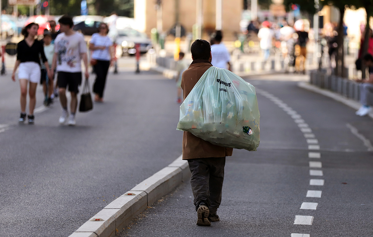 O altă față a programului de garanție-reciclare. Alergând după PET-uri prin București: „Nu dau în cap, nu tâlhăresc, sunt bani munciți! Scot un milion, un milion jumate pe zi”