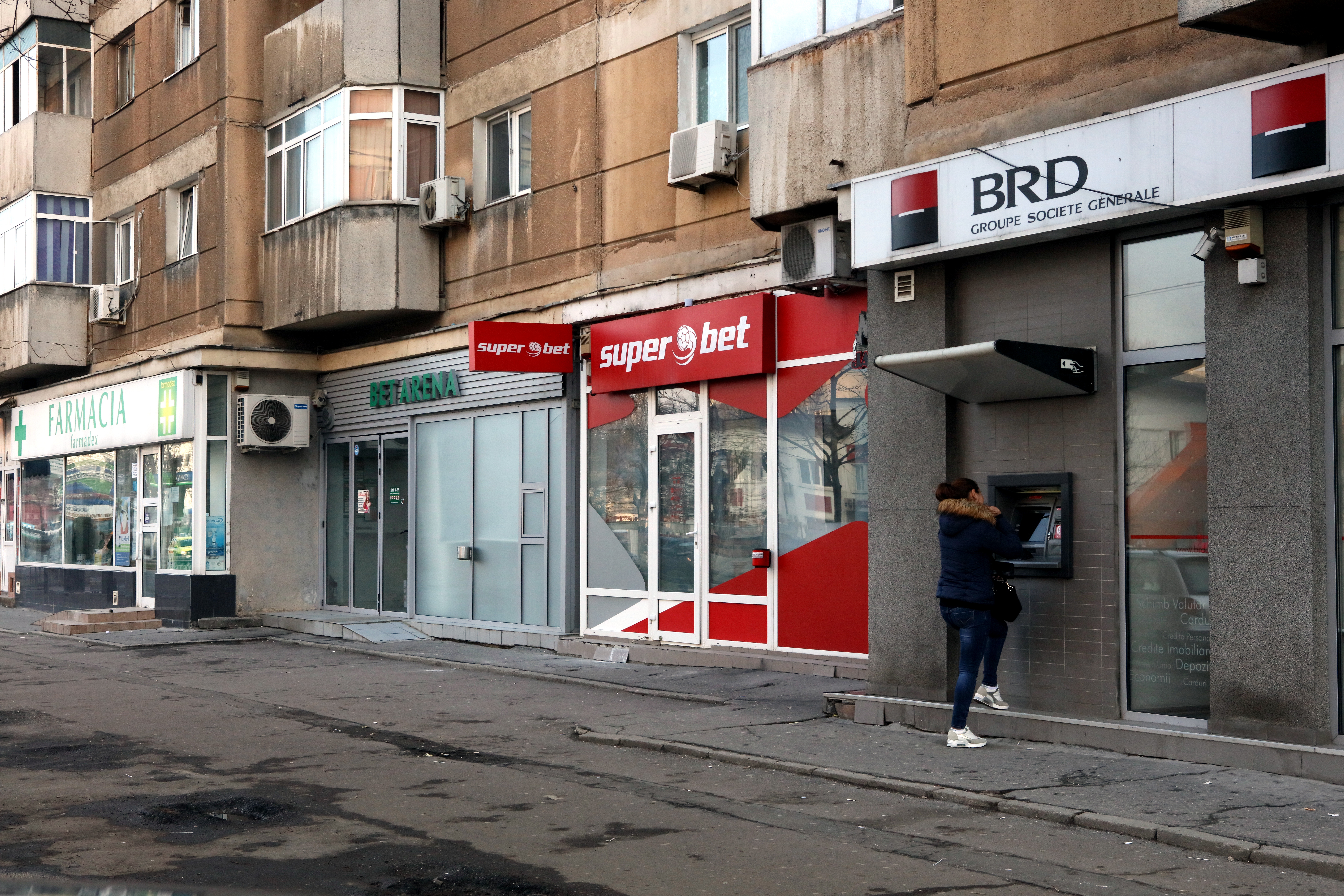 Ce spun sociologii despre faptul că în România sunt 13.500 de case de pariuri, 9.700 de farmacii și doar 90 de cinematografe