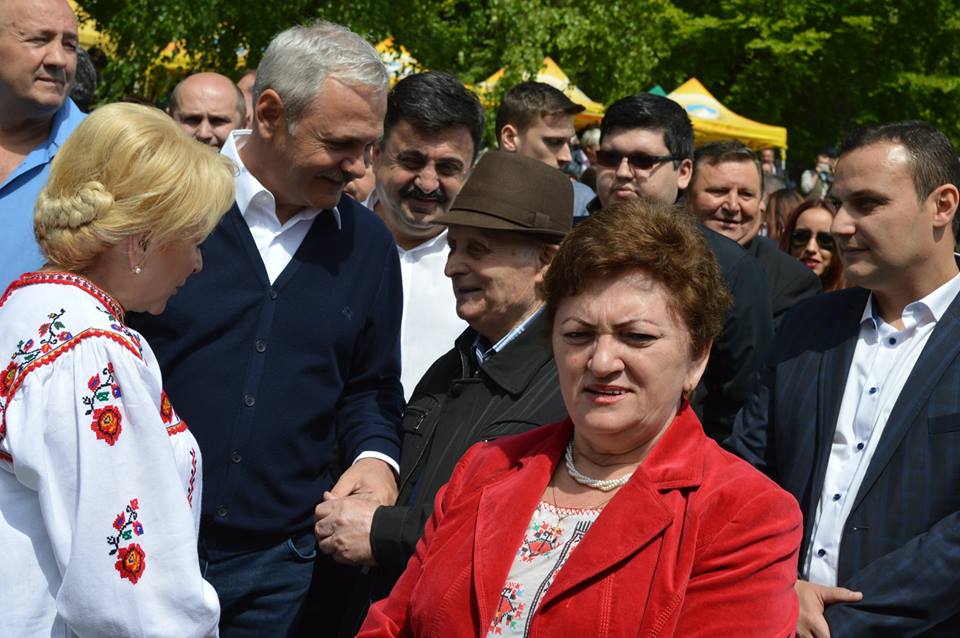 Atunci și Acum: Viorica Dăncilă, campanii pe tocuri, pe ulițele satului și iubitoare a portului tradițional