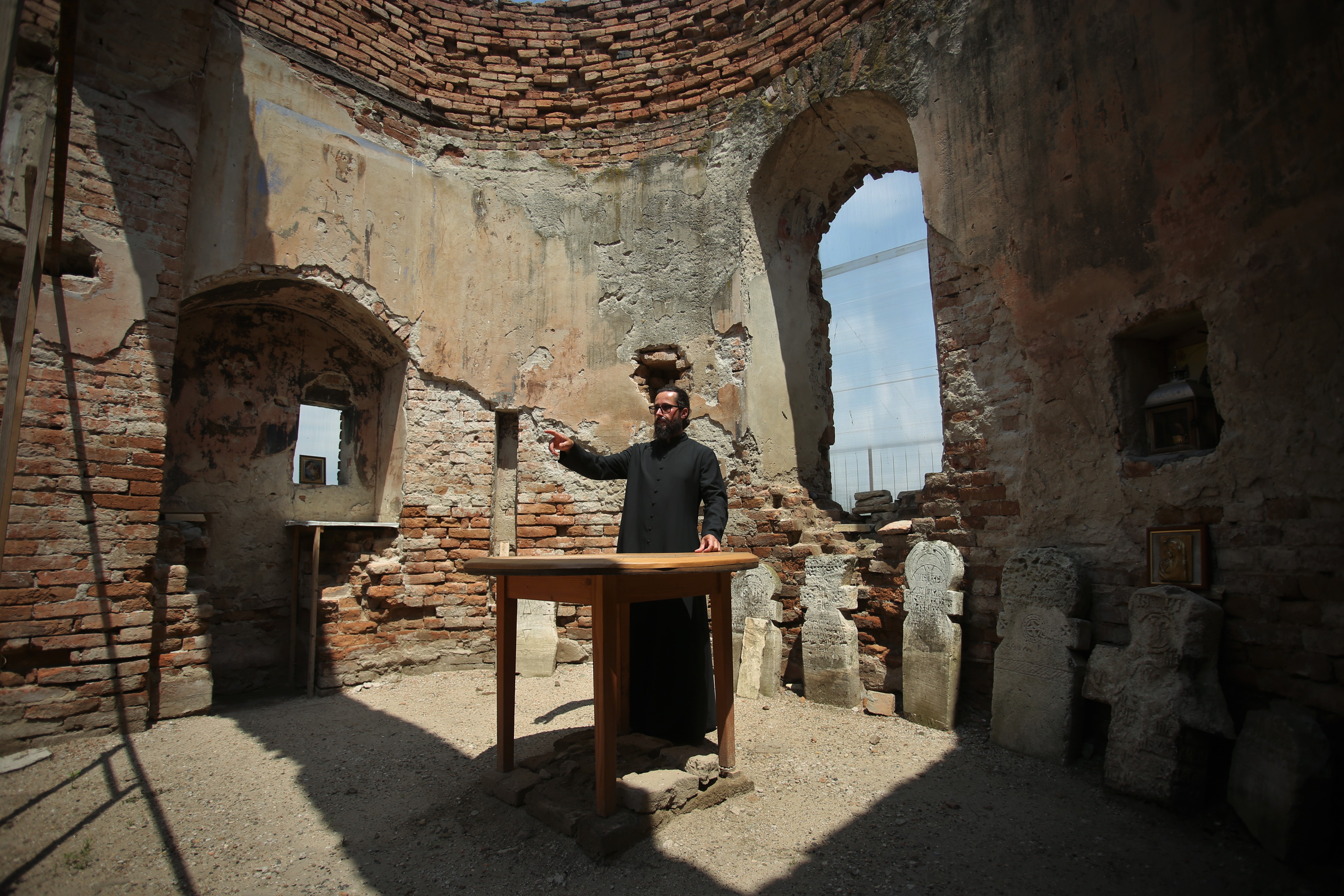 Izolare sau sihăstrie. De un an jumătate, călugărul Justinian este starețul unei biserici-ruină, din Teleorman