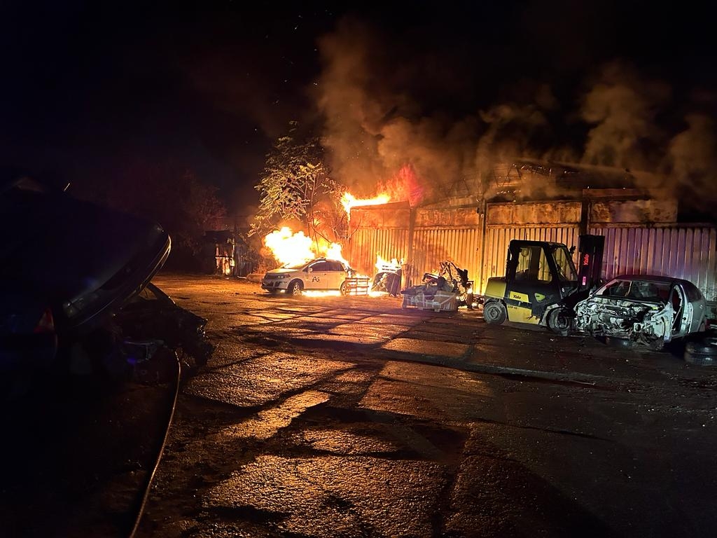 Incendiu violent la trei hale industriale din Galați. Pompierii s-au luptat ore întregi cu flăcările
