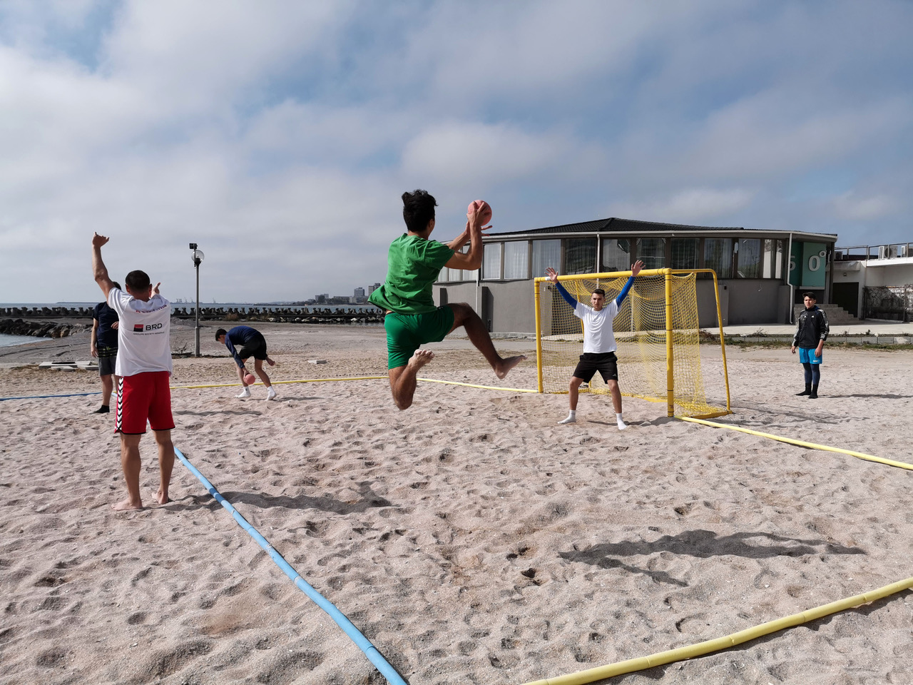 România ar putea organiza Campionatul Mondial de handbal pe plajă în 2022