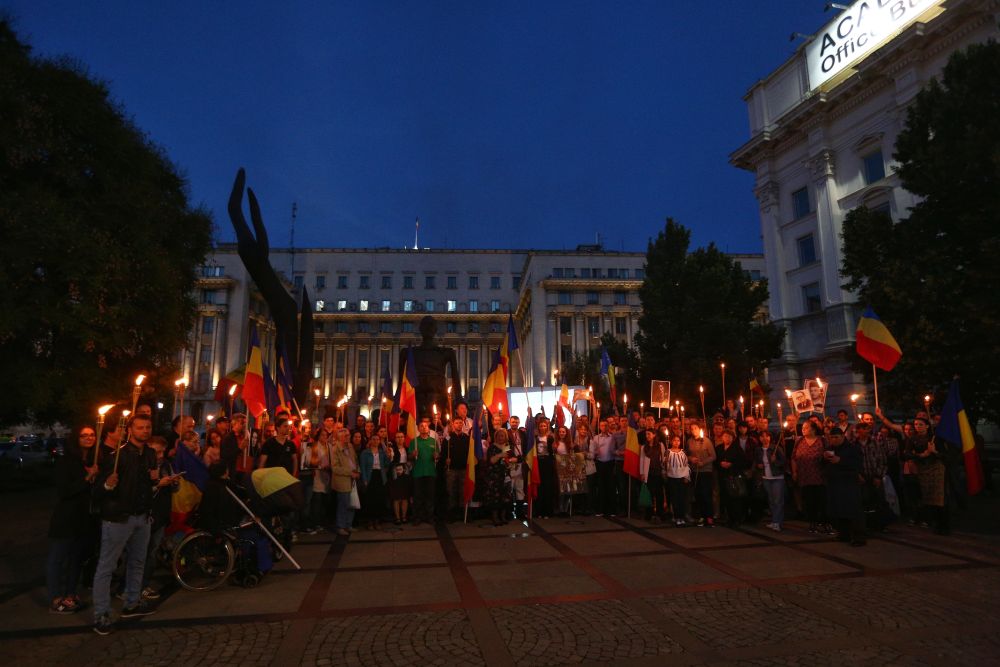 FOTO/ Ziua națională de cinstire a martirilor din temnițele comuniste a fost comemorată în Piața Revoluției