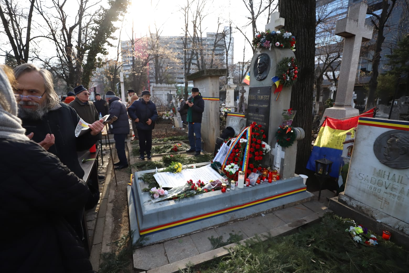 Furt la mormântul lui Mihai Eminescu din București, în ziua în care românii au sărbătorit 175 de ani de la nașterea poetului: „Am dat o groază de bani”