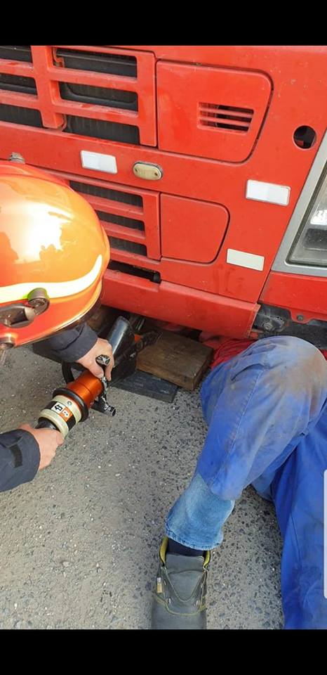 Șofer prins sub TIR-ul pe care îl repara, într-o parcare din Hunedoara. Operațiunea de salvare a fost una dificilă (FOTO)