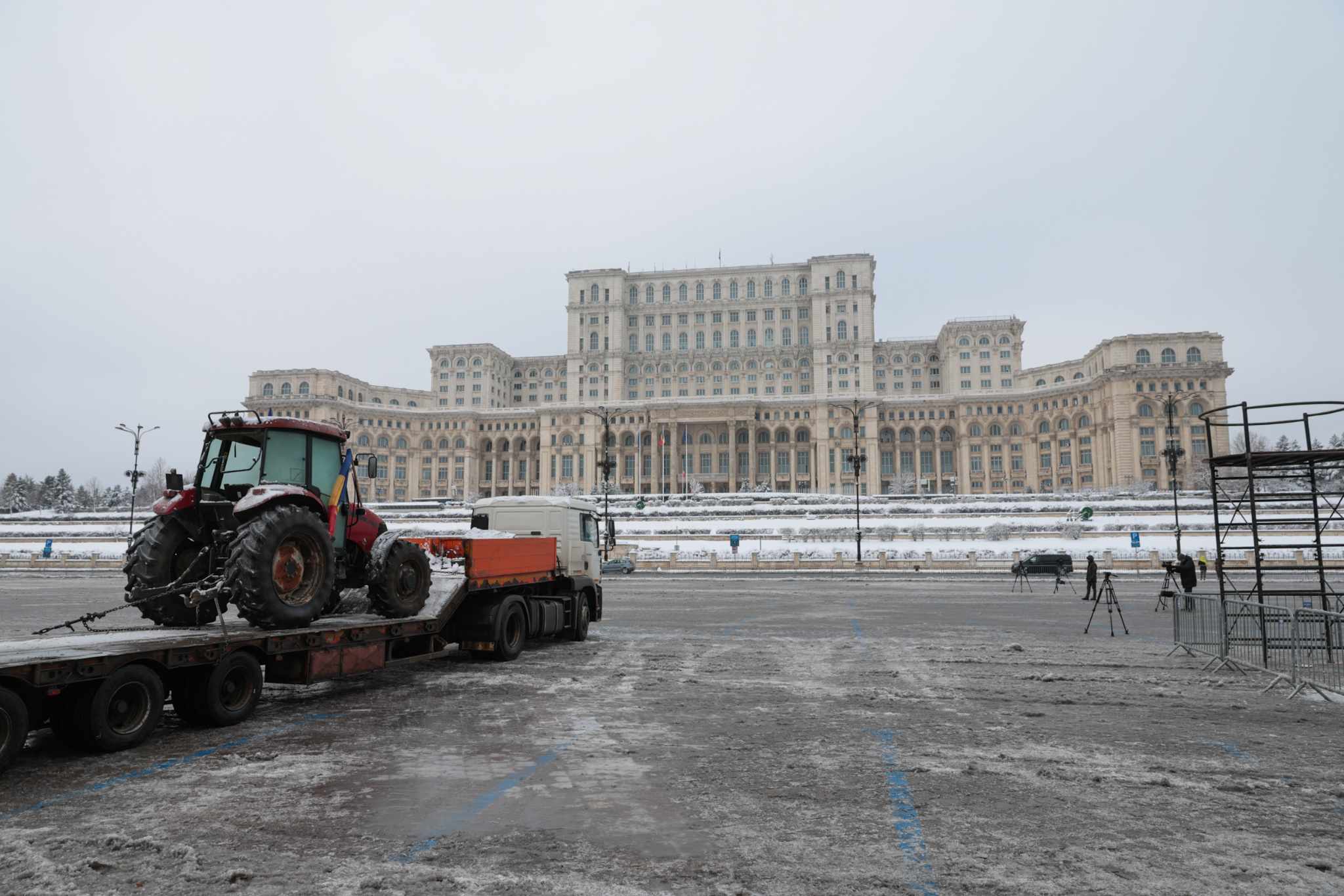 Un singur camion cu un tractor pe platformă a fost în prima zi a protestului de trei zile din Piața Constituției. Ce s-a anunțat pentru ziua de luni